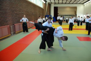 Senjogeriä kaataessa täytyy olla lähellä vastustajaa.