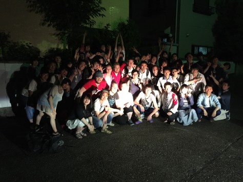 Ryhmäkuva kekseliäällä valoratkaisulla :)